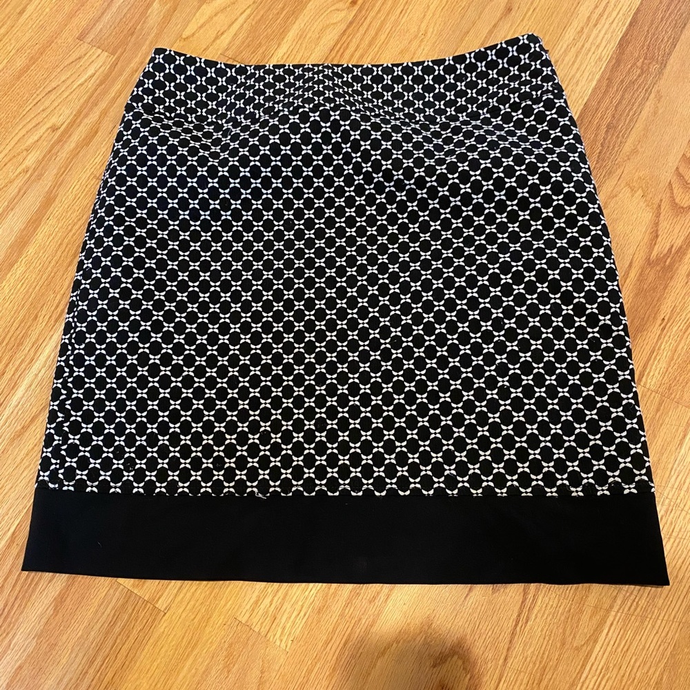 Ann Taylor Size 14 black and white skirt